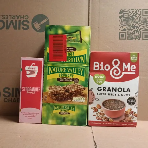 APPROXIMATELY 10 ASSORTED FOOD AND DRINK ITEMS TO INCLUDE BIO & ME, NATURE VALLEY, ETC