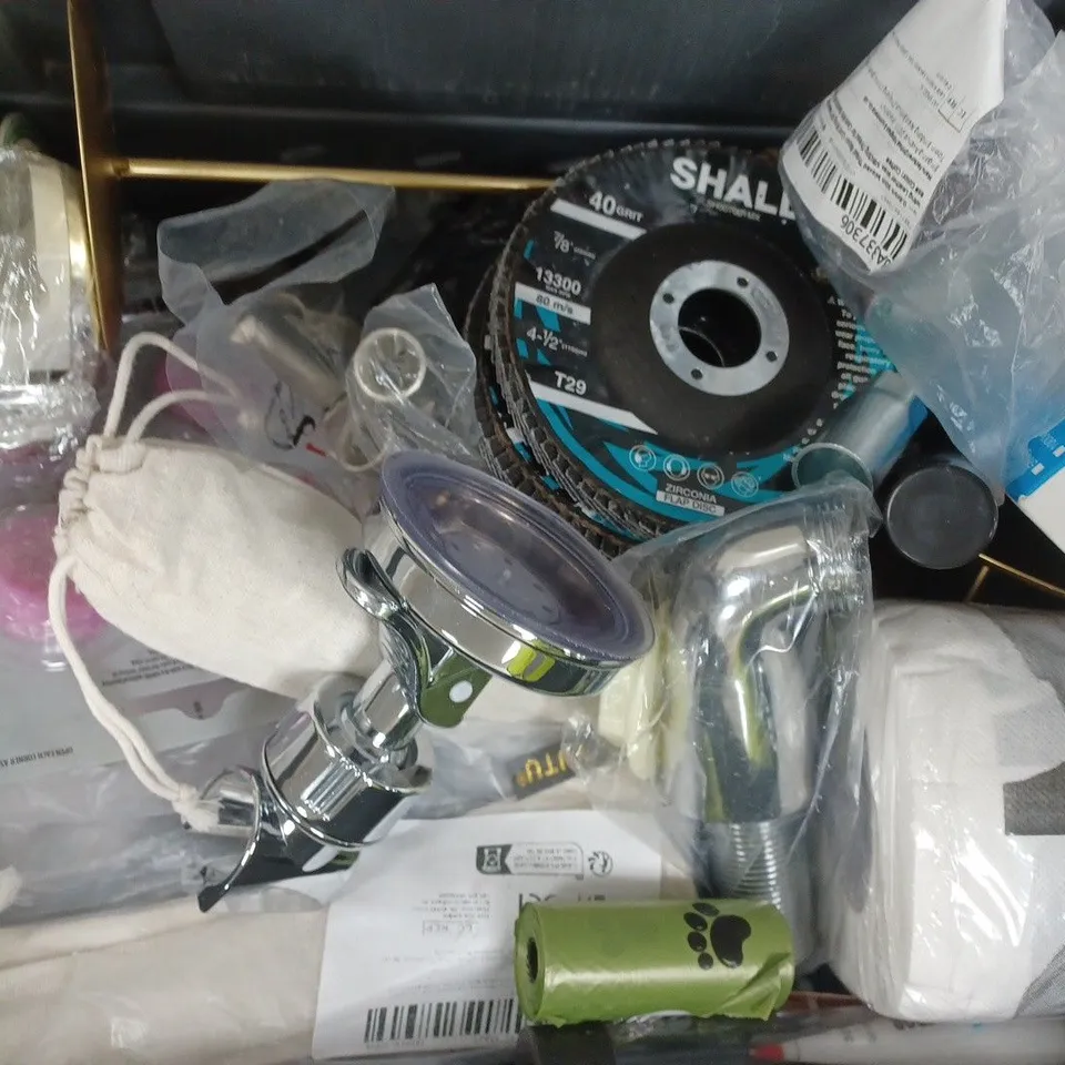 APPROXIMATELY 10 ASSORTED HOUSEHOLD ITEMS TO INCLUDE SAW CHAIN, SCREW SET, OUTDOOR LIGHT, ETC