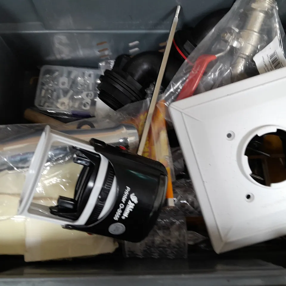 BOX OF APPROXIMATELY 10 ASSORTED ITEMS TO INCLUDE - CAN OPENER , ALARM CLOCK , OVAL PRINTER ETC