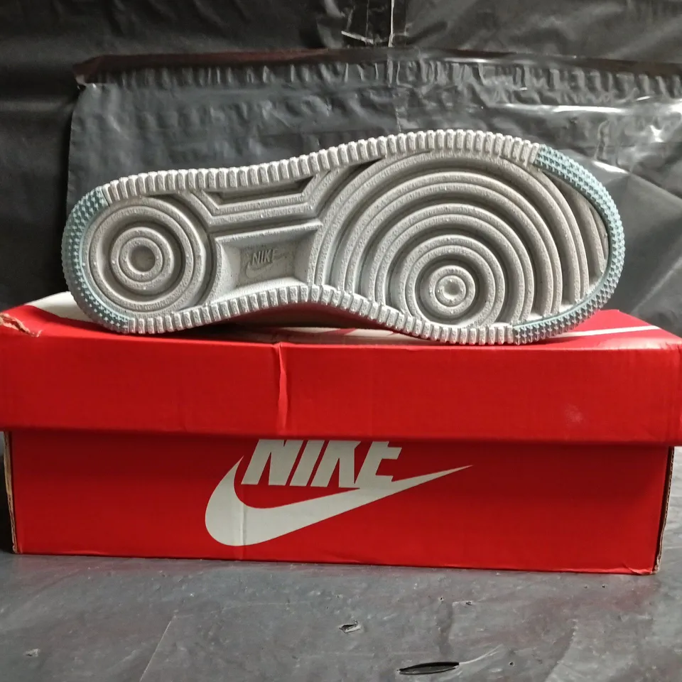 BOXED PAIR OF NIKE AIR SHOES IN CREAM/LIGHT BLUE SIZE UK 4