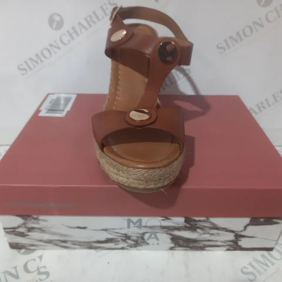 BOXED PAIR OF MODA IN PELLE PARRIS T-BAR METAL DETAIL WEDGE SANDALS IN TAN SIZE 7