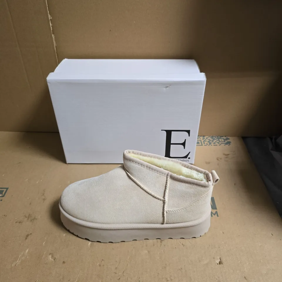 E SHOES BY EMMA  WOMEN'S BEIGE SUEDE BOOT WITH SHEARLING TRIM - UK SIZE 8 