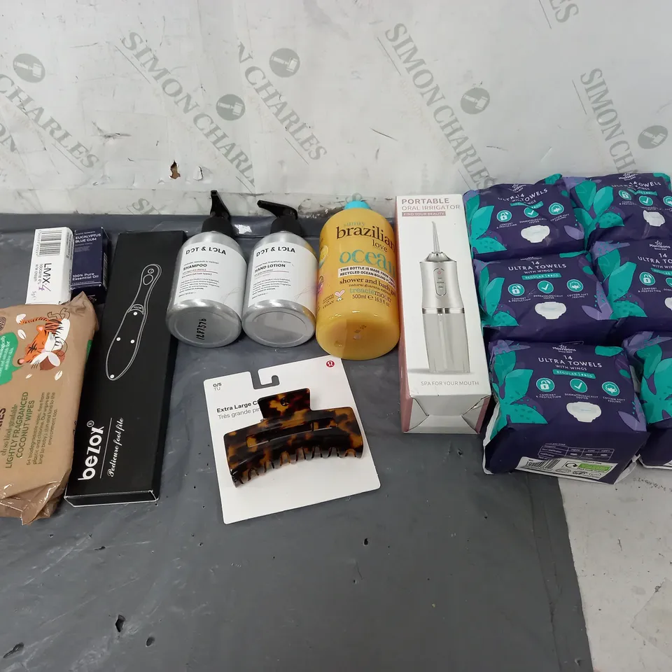 BOX OF APPROXIMATELY 12 ASSORTED COSMETIC ITEMS TO INCLUDE - ULTRA TOWELS - LARGE HAIR CLIP - BOOTS LITTLE STORIES ETC. 