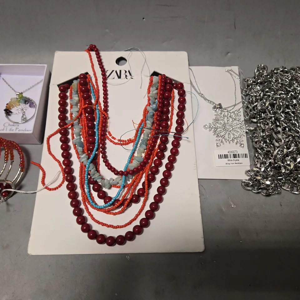 APPROXIMATELY 18 ASSORTED JEWELLERY ITEMS TO INCLUDE - NECKLACE , BRAGLE , EARRINGS ETC