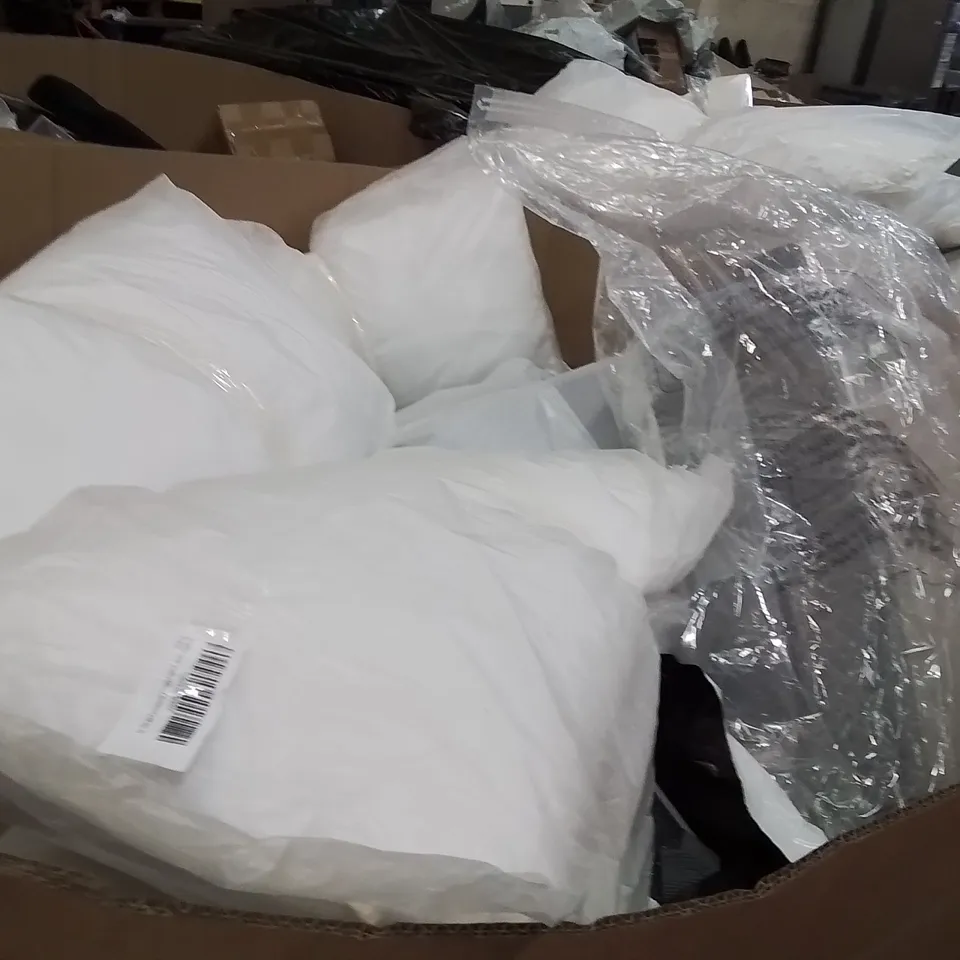 PALLET CONTAINING A LARGE QUANTITY OF PILLOWS 