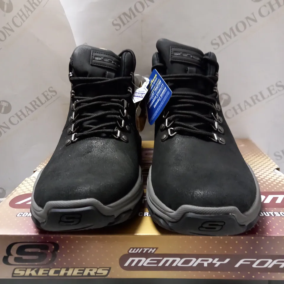 SKECHERS MEN'S BLACK LACE UP BOOTS - SIZE 10