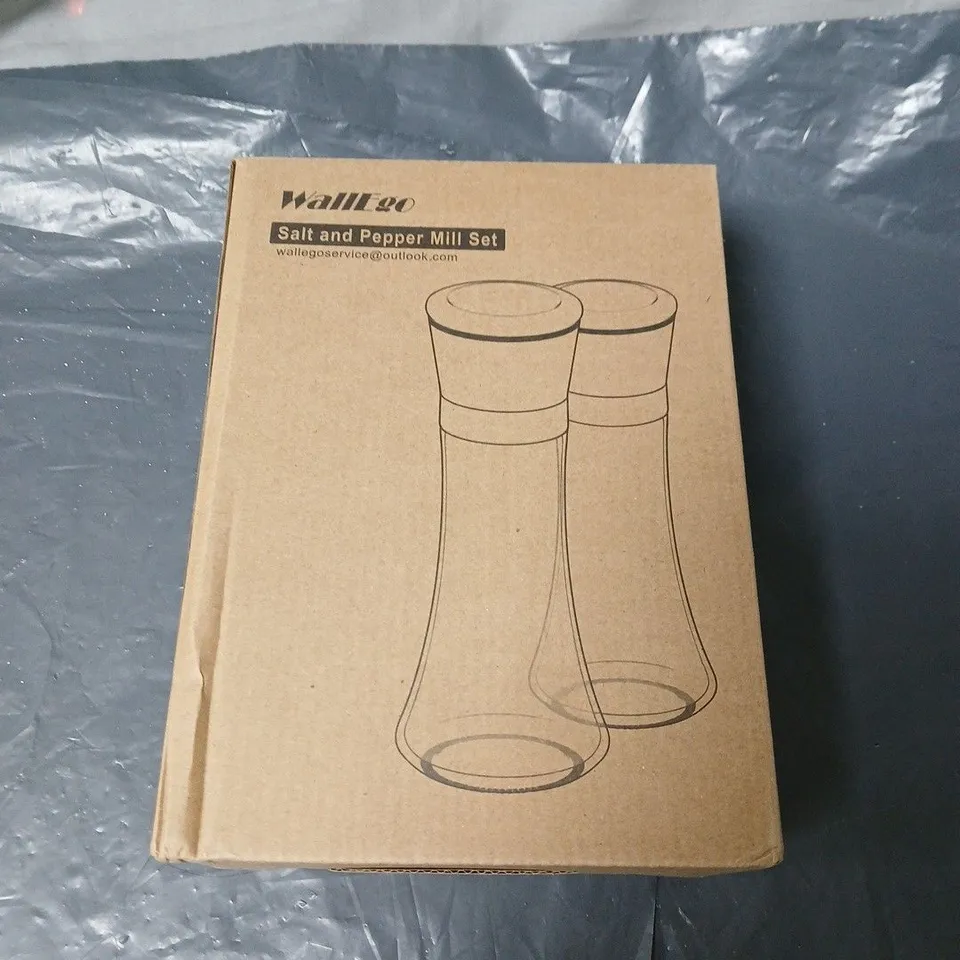 SALT AND PEPPER MILL SET – BOXED
