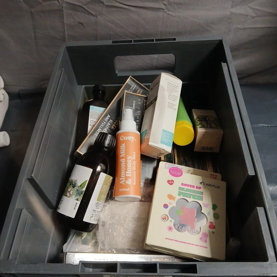 APPROXIMATELY 18 ASSORTED COSMETIC ITEMS TO INCLUDE AVEENO, ANATOMICALS SHOWER SCRUB, BLEMISH PATCH, CASTOR OIL, BODY MIST ETC