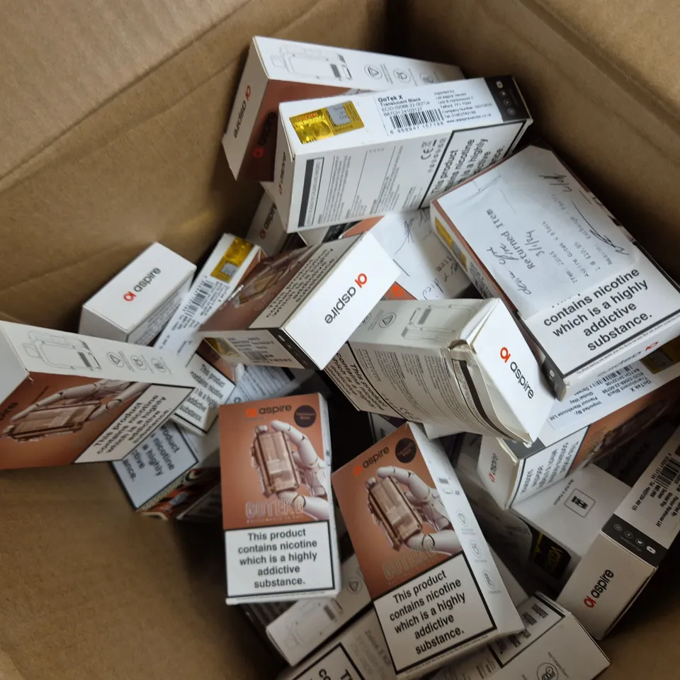 APPROXIMATELY 30 ASSORTED VAPES, E-CIGARETTES & ACCESSORIES TO INCLUDE VOOPOO DRAG S2, ASPIRE FLEXUS G, GEEKVAPE, ETC