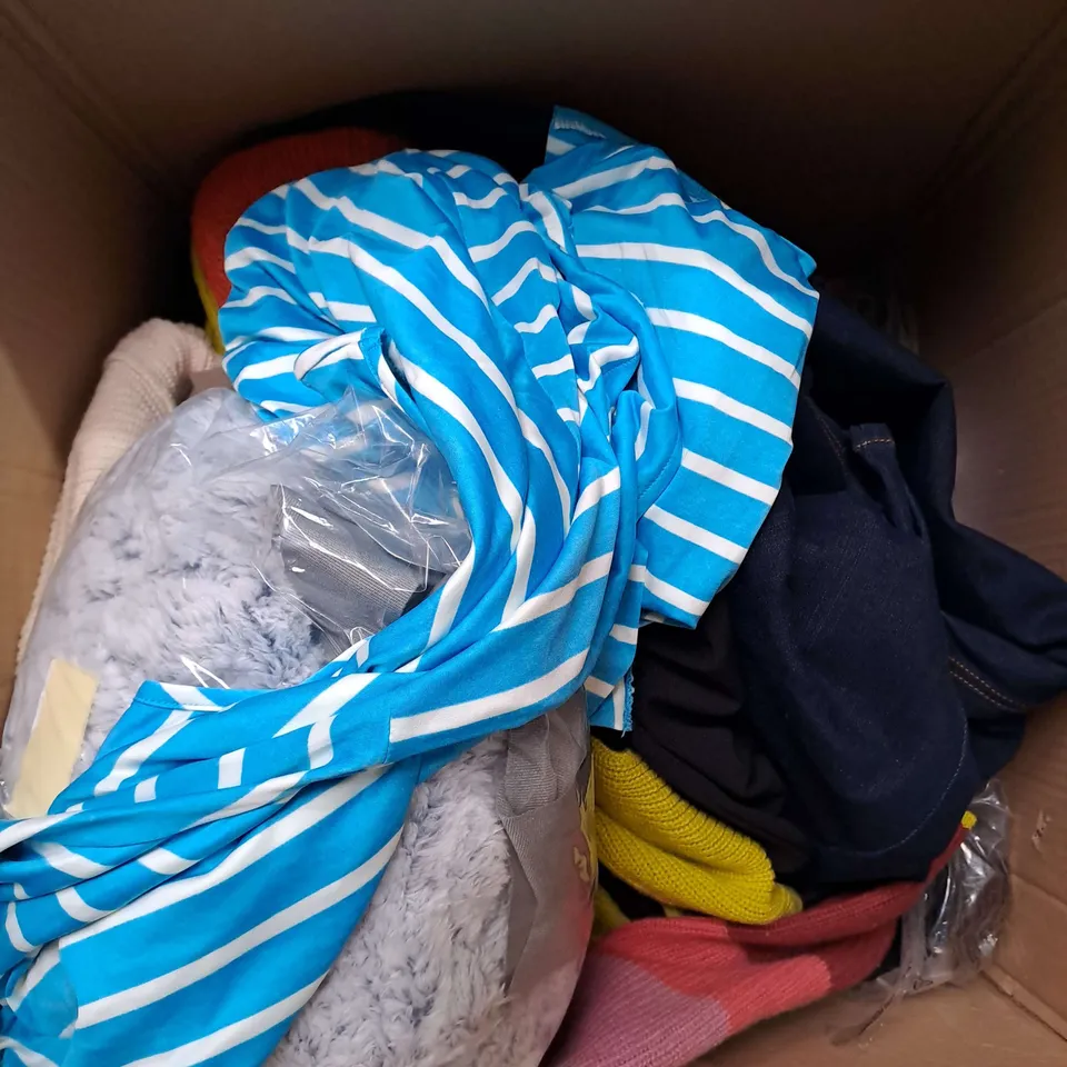 BOX OF APPROX 25 ASSORTED CLOTHING ITEMS TO INCLUDE - JEANS, DRESSES, JUMPERS ETC