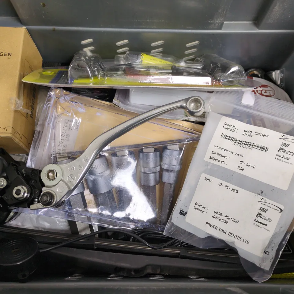 APPROXIMATELY 10 ASSORTED VEHICLE PARTS & ACCESSORIES/TOOLS TO INCLUDE BIT SOCKETS, LATCH COVER ASSY, TIRE REPAIR KIT, ETC - COLLECTION ONLY