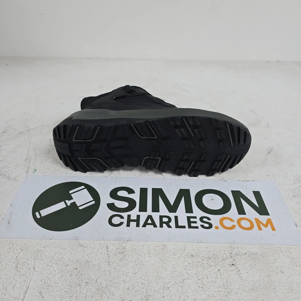 UNBOXED PAIR OF DECATHLON QUECHUA WATERPROOF WALKING BOOTS IN BLACK - UK 8.5