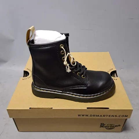 BOXED PAIR OF DR MARTENS CHILD NEWBURY TUMBLE VEGAN BOOT IN BLACK SIZE 10