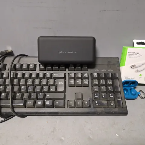 BOX OF APPROXIAMTELY 20 ASSORTED ITEMS TO INCLUDE - PLANTRONICS CASE , BELKIN BOOST CHARGE , PENIXXN WIRED KEYBOARD ETC