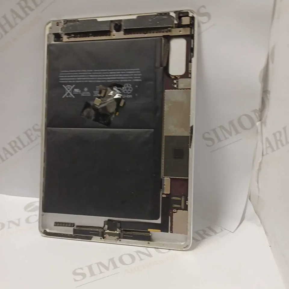 APPLE IPAD MODEL A1566 WITH NO SCREEN