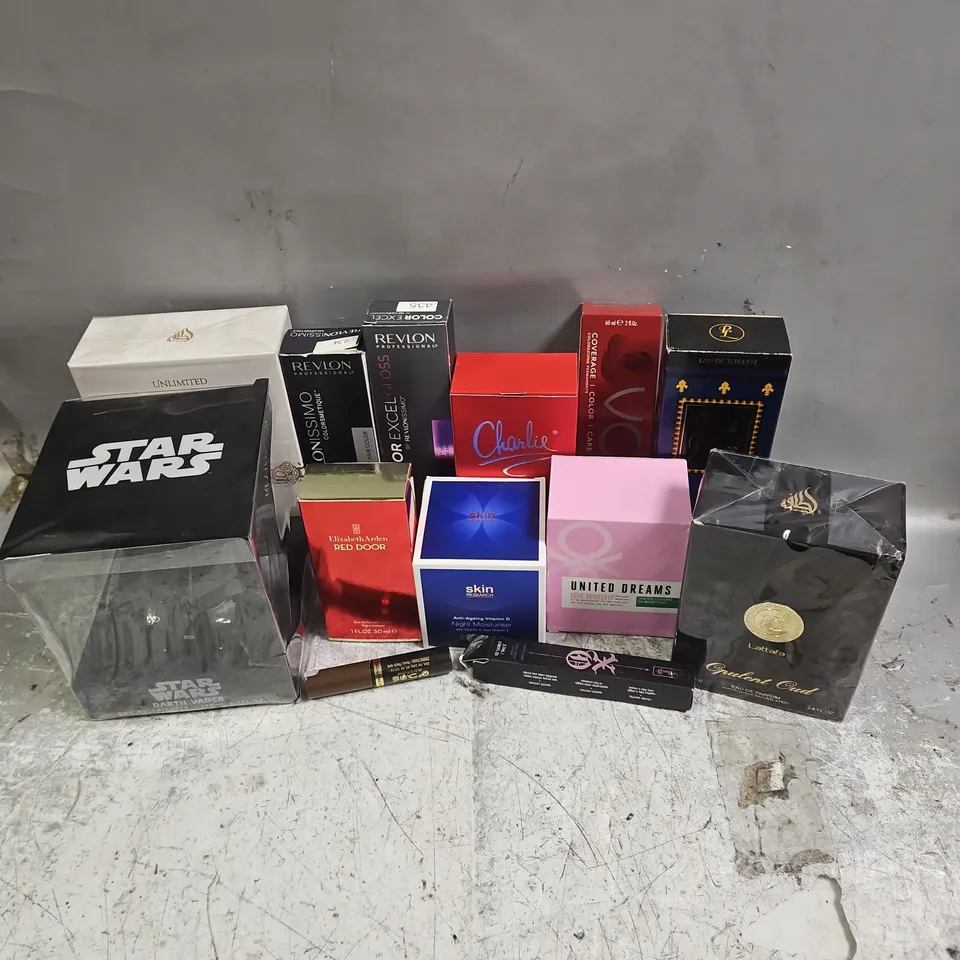 BOX OF APPROXIMATELY 20 ASSORTED COSMETIC PRODUCTS TO INCLUDE - ELIZABETH ARDEN RED DOOR EAU DE TOILETTE - SKIN RESEARCH ANTI-AGEING MOISTURISER - VOILA HAIR COLOUR - ETC