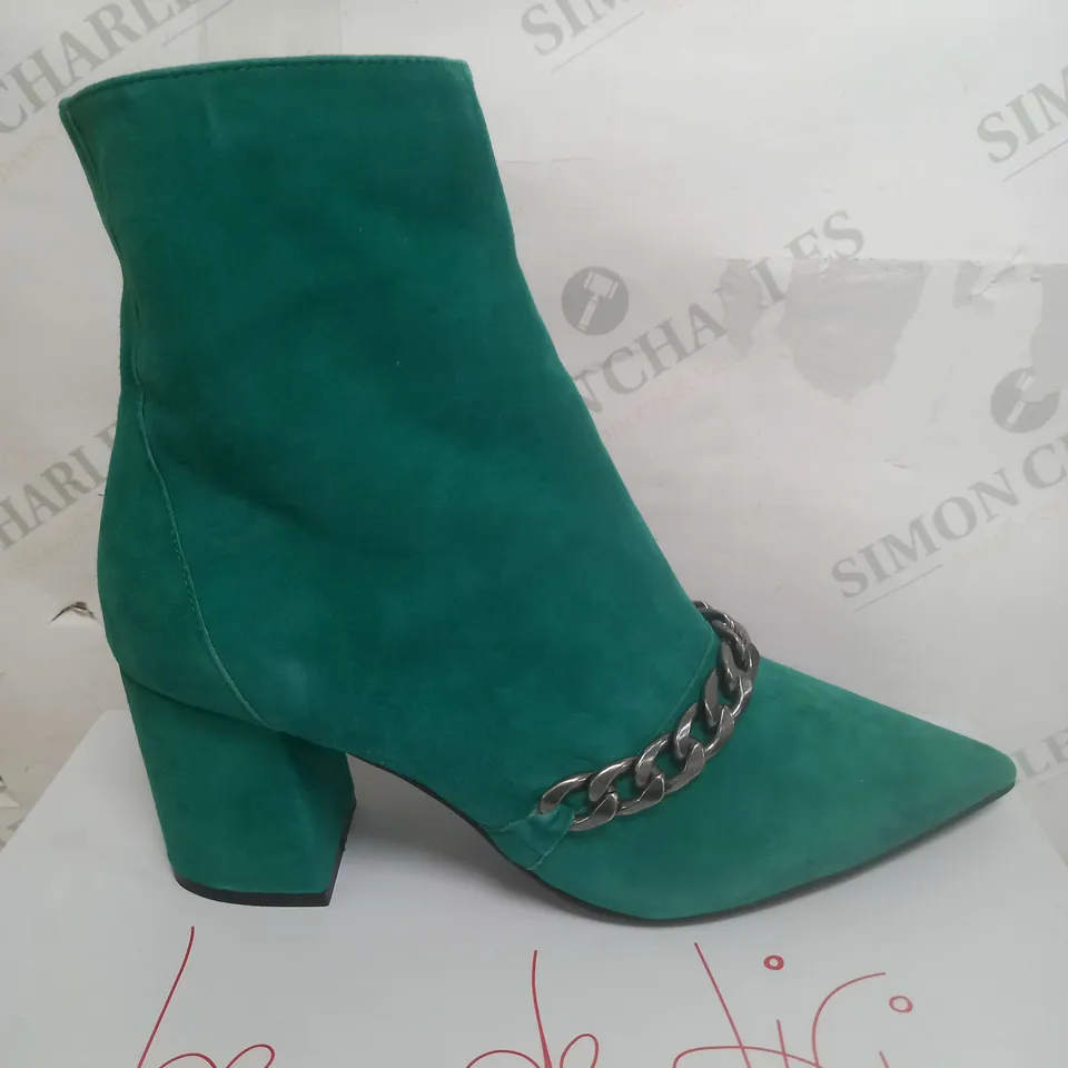 BEN DE LISI CHAIN LINK SUEDE ANKLE BOOT SIZE 7 IN GREEN