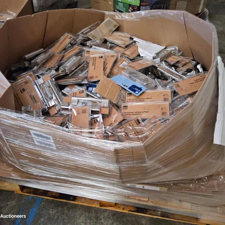 PALLET CONTAINING LARGE QUANTITY OF DRAWER HANDLES