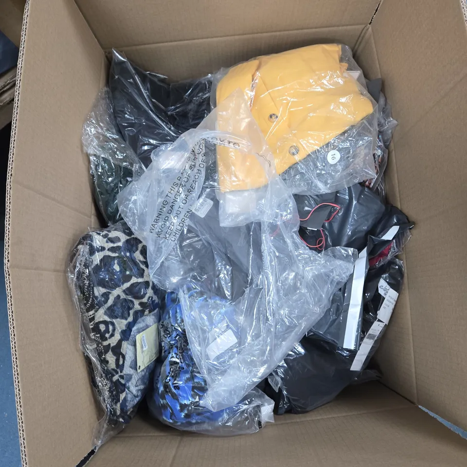 BOX OF APPROXIMATELY 25 ASSORTED CLOTHING ITEMS TO INCLUDE: GREY TRACKSUIT BOTTOMS