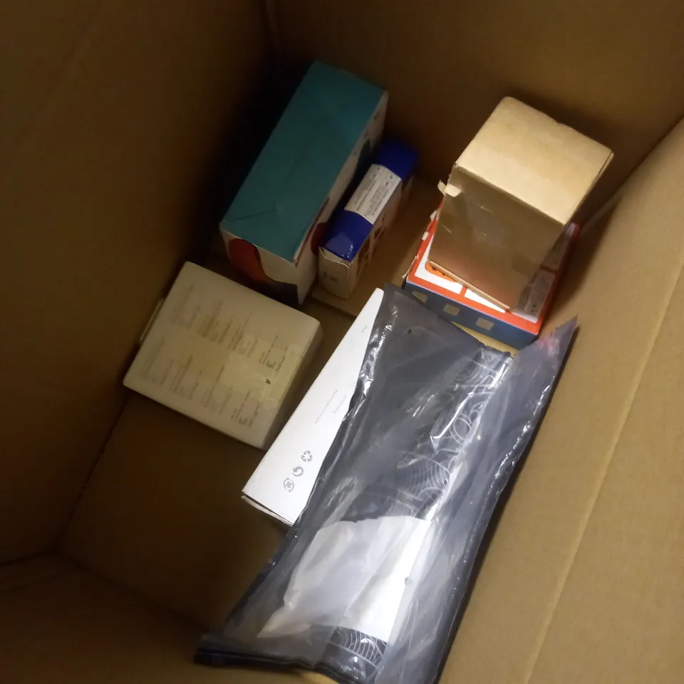 BOX OF APPROXIMATELY 5 ASSORTED ITEMS TO INCLUDE GAMR CONTROLLER, HAND HELD FAN, MOUSE 