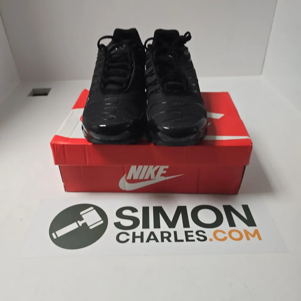 BOXED PAIR OF NIKE AIR MAX PLUS TRAINERS IN ALL BLACK - UK 9