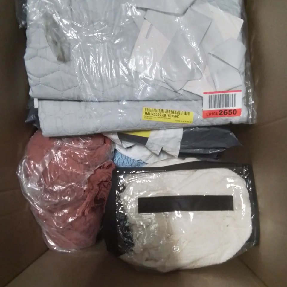 BOX OF APPROXIMATELY 10 ASSORTED ITEMS TO INCLUDE- CUDDLES DUVET SET , ADAMCZYK THROW,  CURTAIN ETC