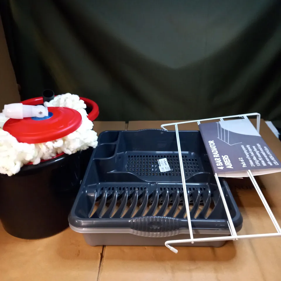 LOT OF 3 ASSORTED HOUSEHOLD AND CLEANING ITEMS TO INCLUDE MOP BUCKET, DISH DRAINER & RADIATOR AIRER