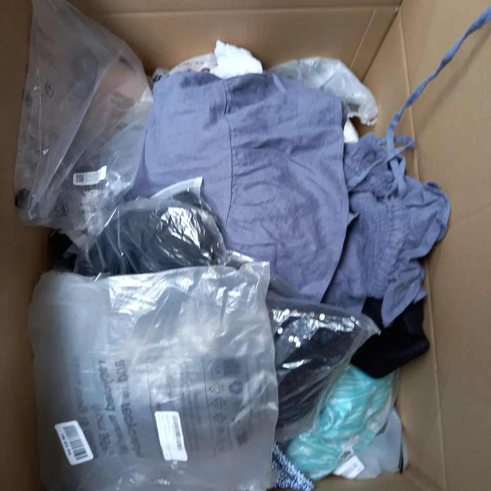 BOX OF APPROXIMATELY 25 ASSORTED CLOTHING ITEMS TO INCLUDE - SHIRT , JEANS , HAT ETC