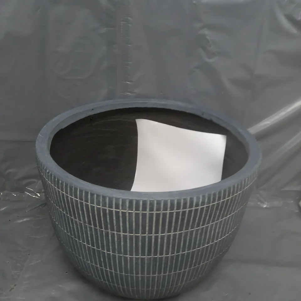 BOXED UNBRANDED PLANTER IN BLACK WASH