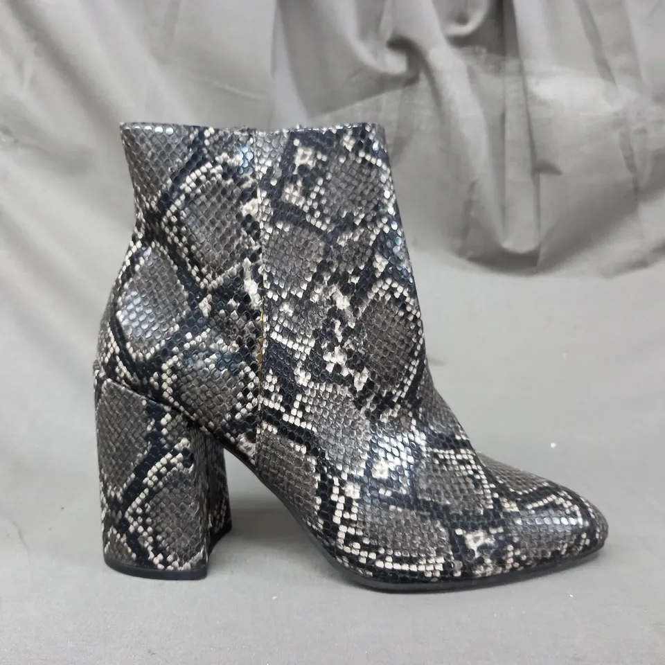 BOXED PAIR OF STEVE MADDEN ANKLE BOOTS IN GREY/OTHER SNAKE EU SIZE 41
