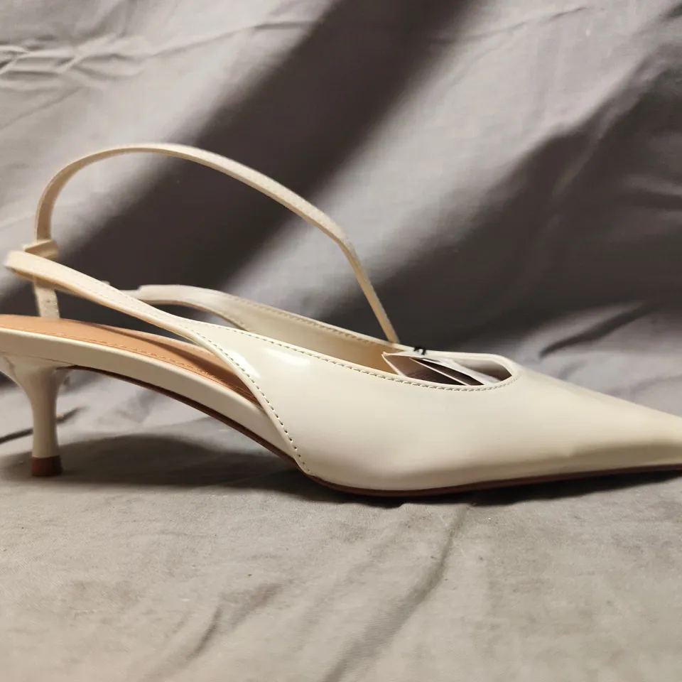 PAIR OF MNG POINTED TOE LOW HEEL SHOES IN OFF WHITE SIZE EU 38
