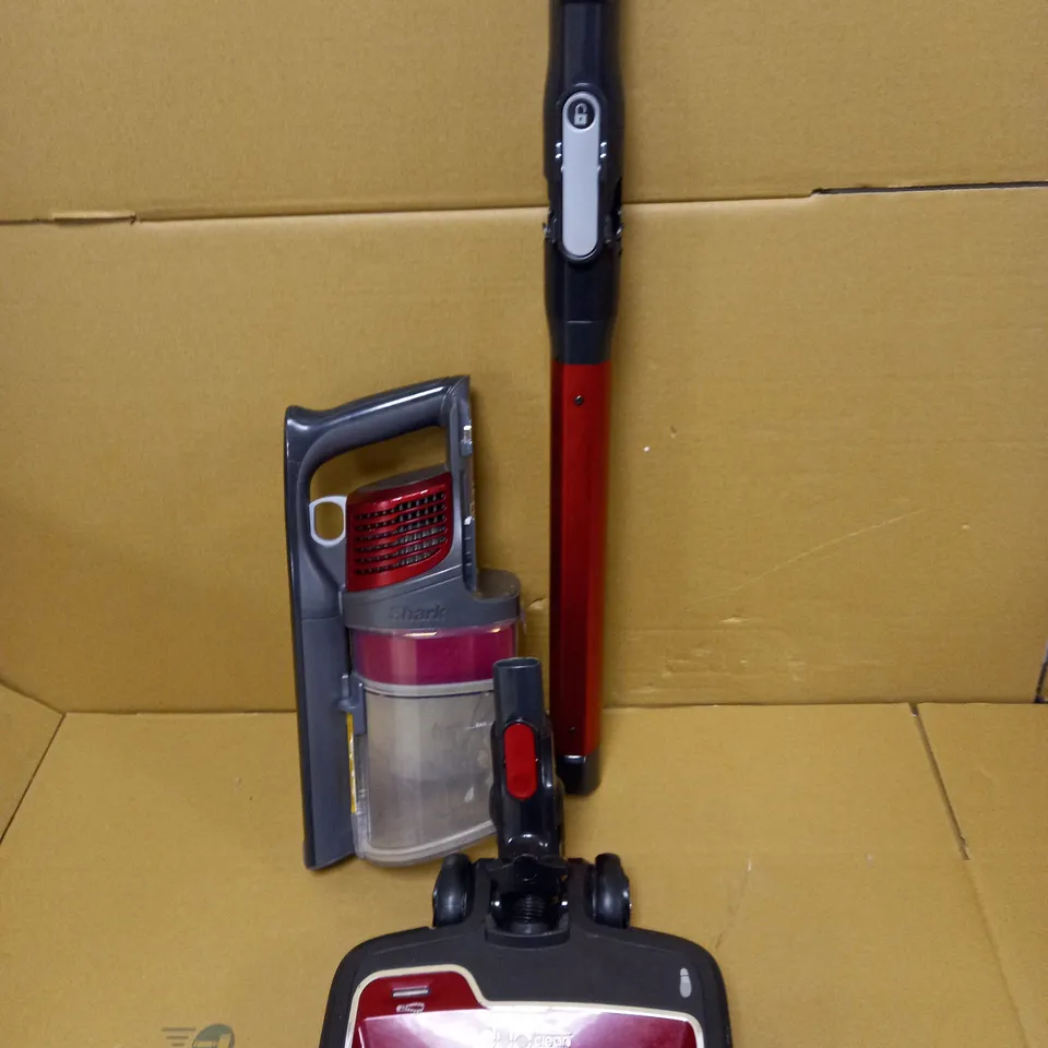 SHARK ANTI HAIR WRAP CORDLESS STICK VACUUM CLEANER 