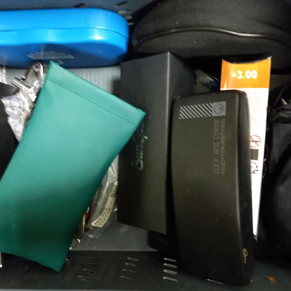 LOT OF APPROXIMATELY 20 ASSORTED EYEWEAR ITEMS, TO INCLUDE SPECTACLES, SUNGLASSES, CASES, ETC