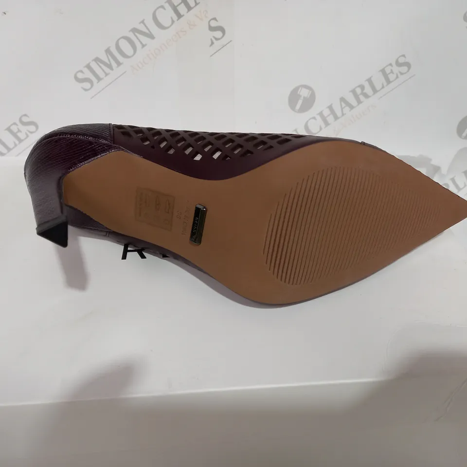 BOXED PAIR OF REISS CLOVER LIZARD SLIP-ON HEELS IN POMEGRANATE SIZE 3