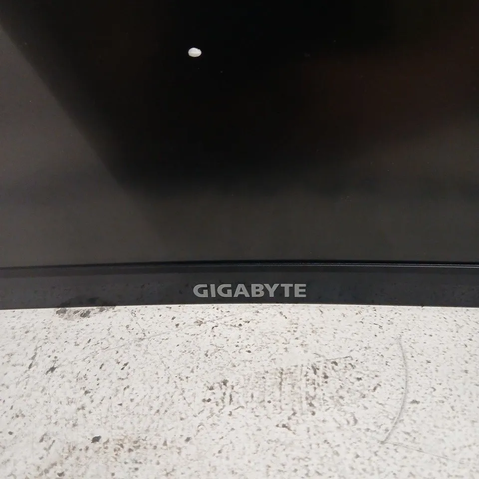 GIGABYTE CURVED COMPUTER MONITOR POWERS ON VISIBLE DAMAGE