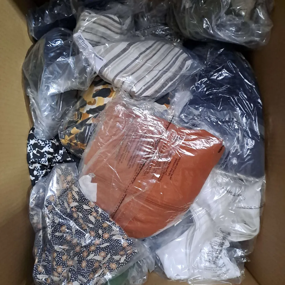 BOX OF APPROX 25 ASSORTED CLOTHING ITEMS TO INCLUDE - BAG, TOPS, DRESS ETC