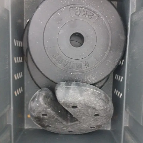 4 ASSORTED WEIGHTS TO INCLUDE BARBELL PLATES & PARASOL WEIGHTS