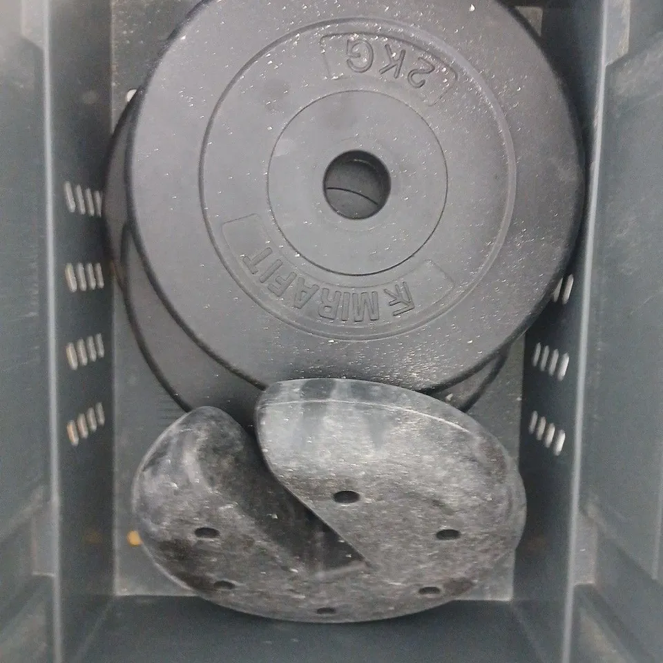 4 ASSORTED WEIGHTS TO INCLUDE BARBELL PLATES & PARASOL WEIGHTS