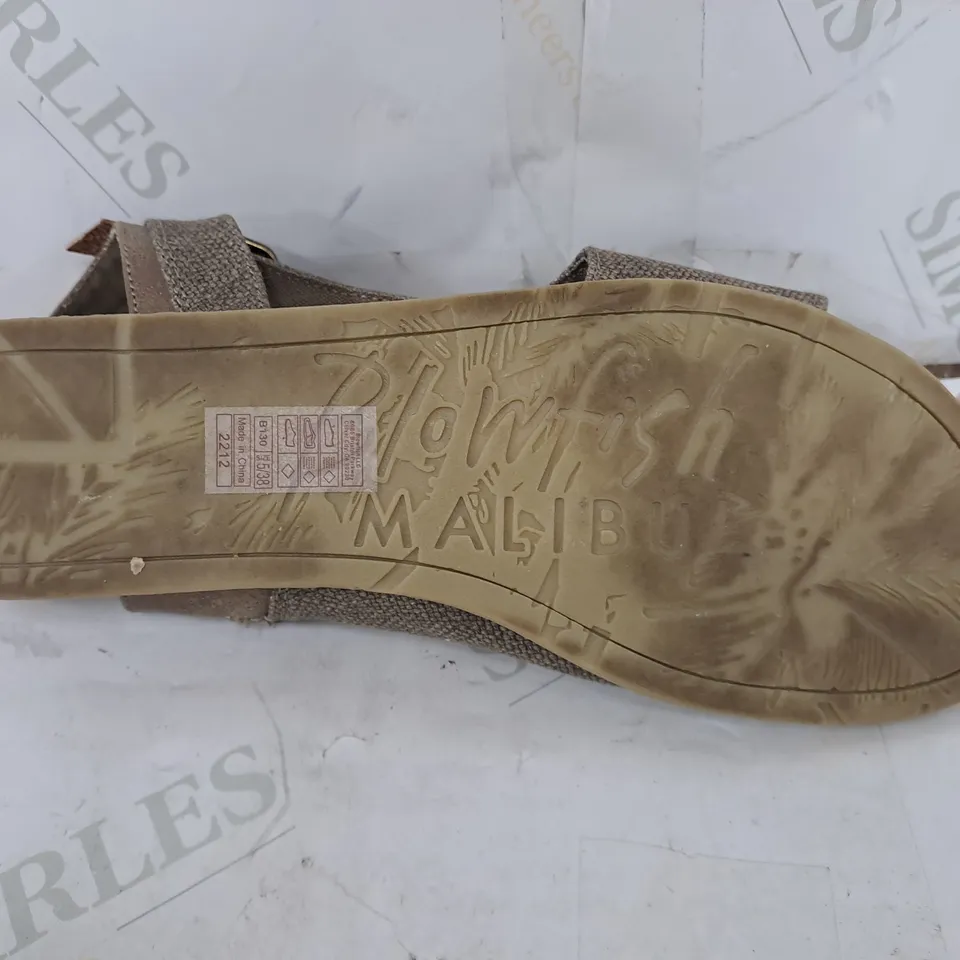 BLOWFISH MALIBU BURNSIDE FLAT SANDAL IN BROWN - SIZE 5