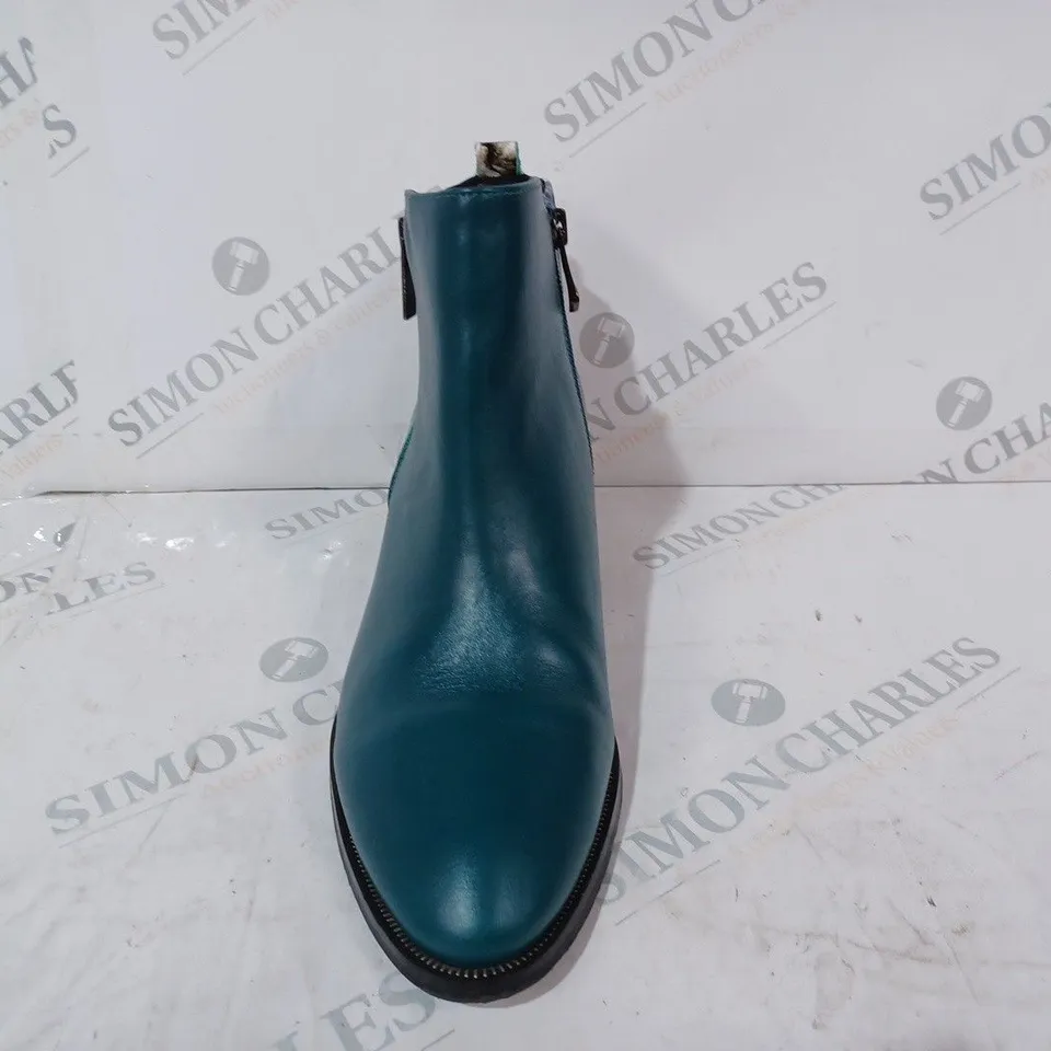 BOXED PAIR OF MODA IN PELLE ANKLE BOOTS IN TEAL SIZE 6