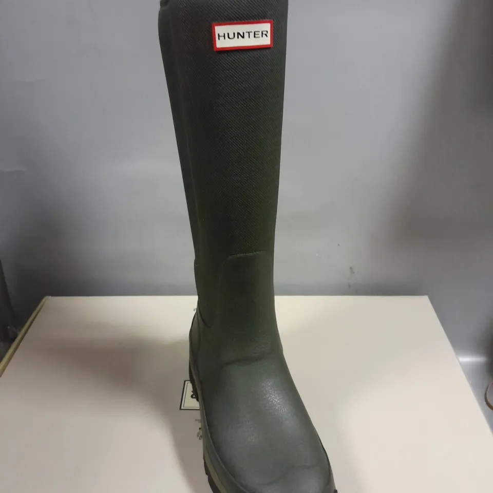 BOXED PAIR OF HUNTER FIELD BALMORAL HYBRID TALL BOOTS IN DARK OLIVE SIZE UK 6