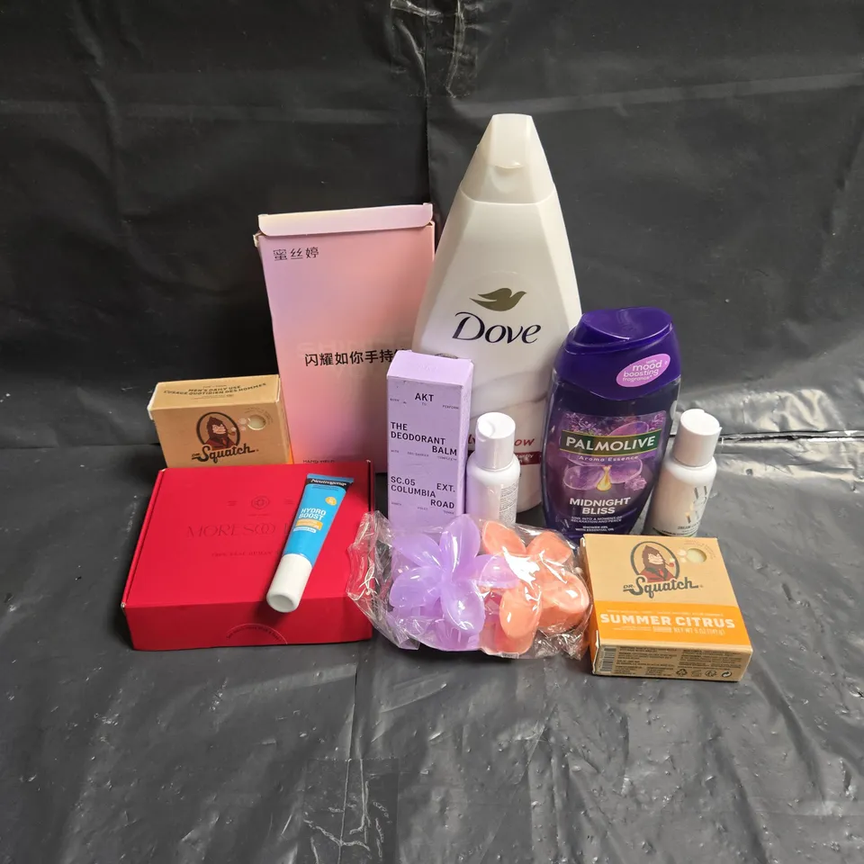 APPROXIMATEY 20 ASSORTED HEALTH AND BEAUTY PRODUCTS TO INCLUDE - DOVE BODY WASH - PALMOLIVE SHOWER GEL - MORESOO HAIR PIECE - ETC