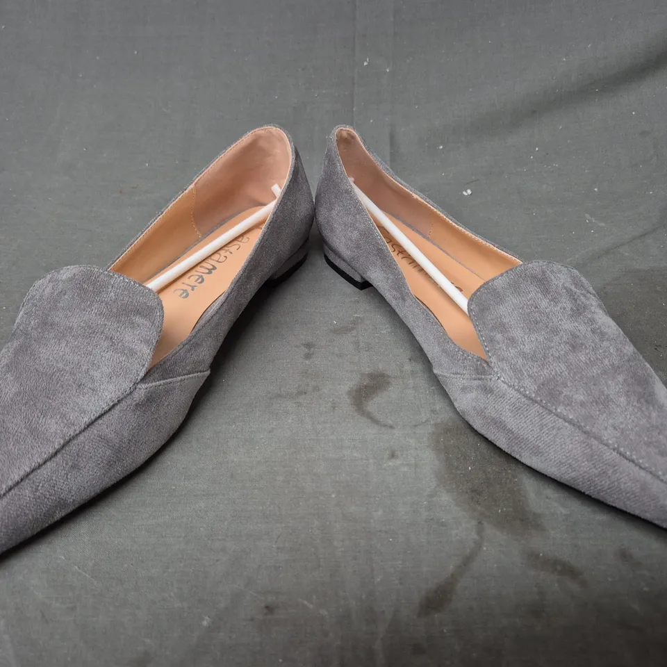 BOXED PAIR OF CASTAMERE POINTED TOE SLIP-ON SHOES IN GREY SIZE EU 43