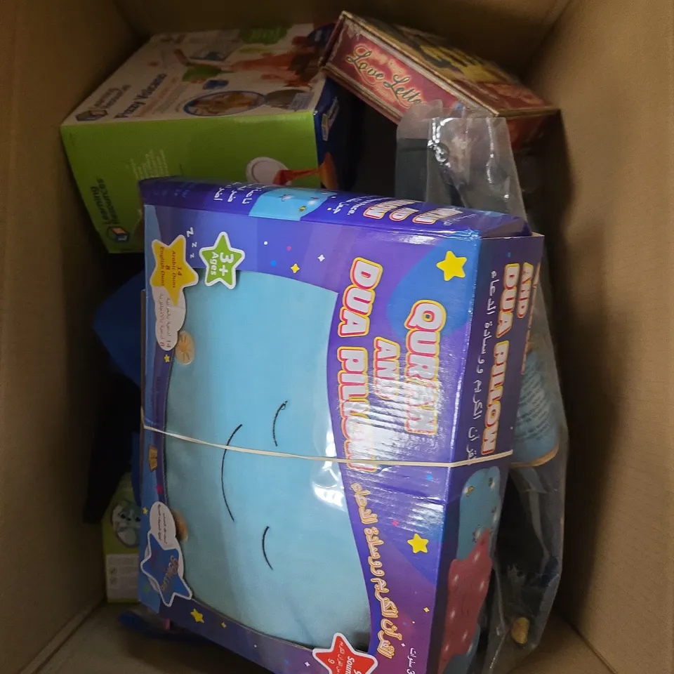 APPROXIMATELY 10 ASSORTED TOYS & GAMES TO INCLUDE COSTUME, ANIMAL CUBE, PUZZLE ETC
