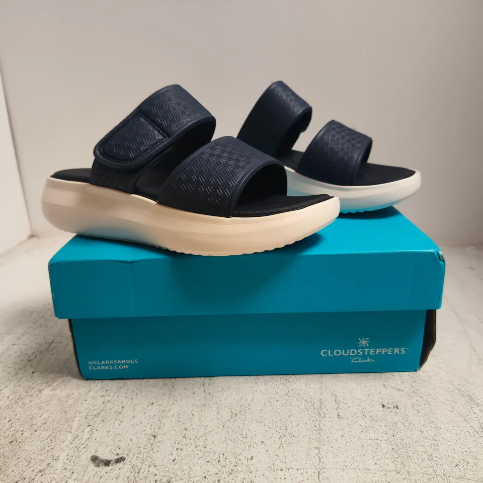 BOXED PAIR OF CLOUDSTEPPERS BY CLARKS SOLEVANA STAR 2 SANDALS IN NAVY SIZE UK 7