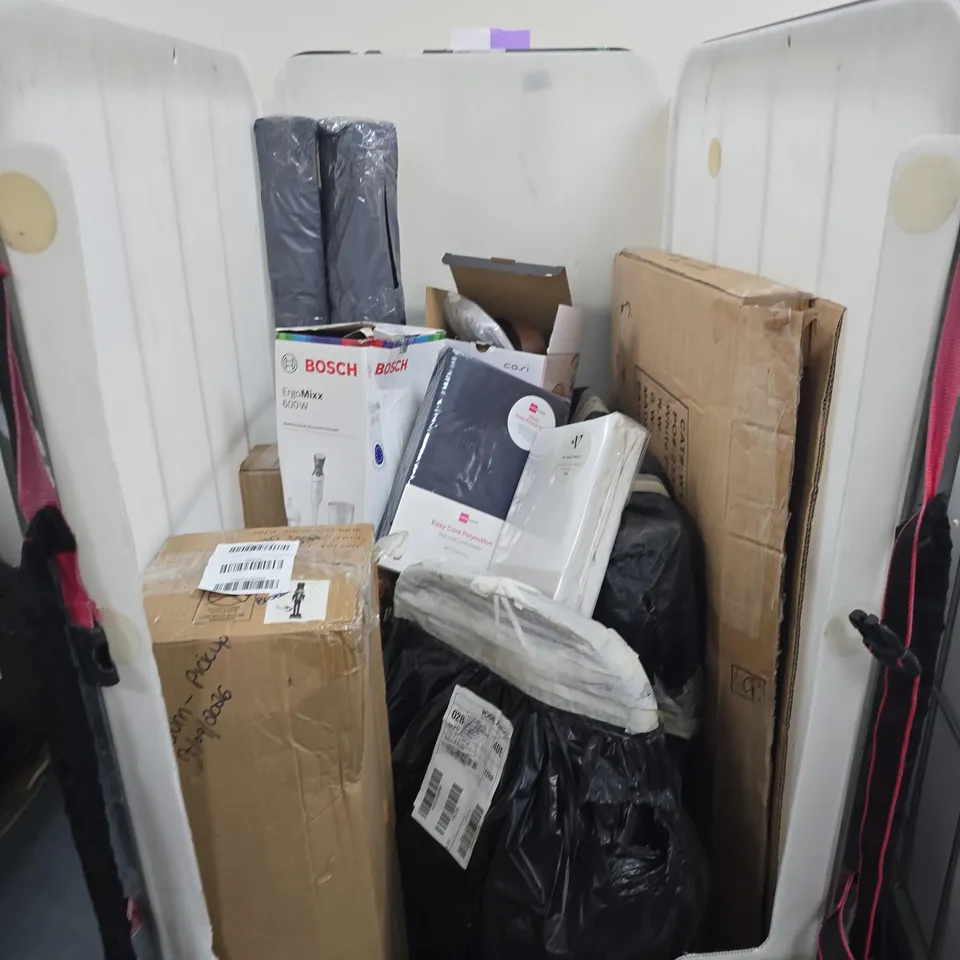 CAGE OF APPROXIMATELY 15 ASSORTED HOUSEHOLD ITEMS TO INCLUDE BEDDING ETC