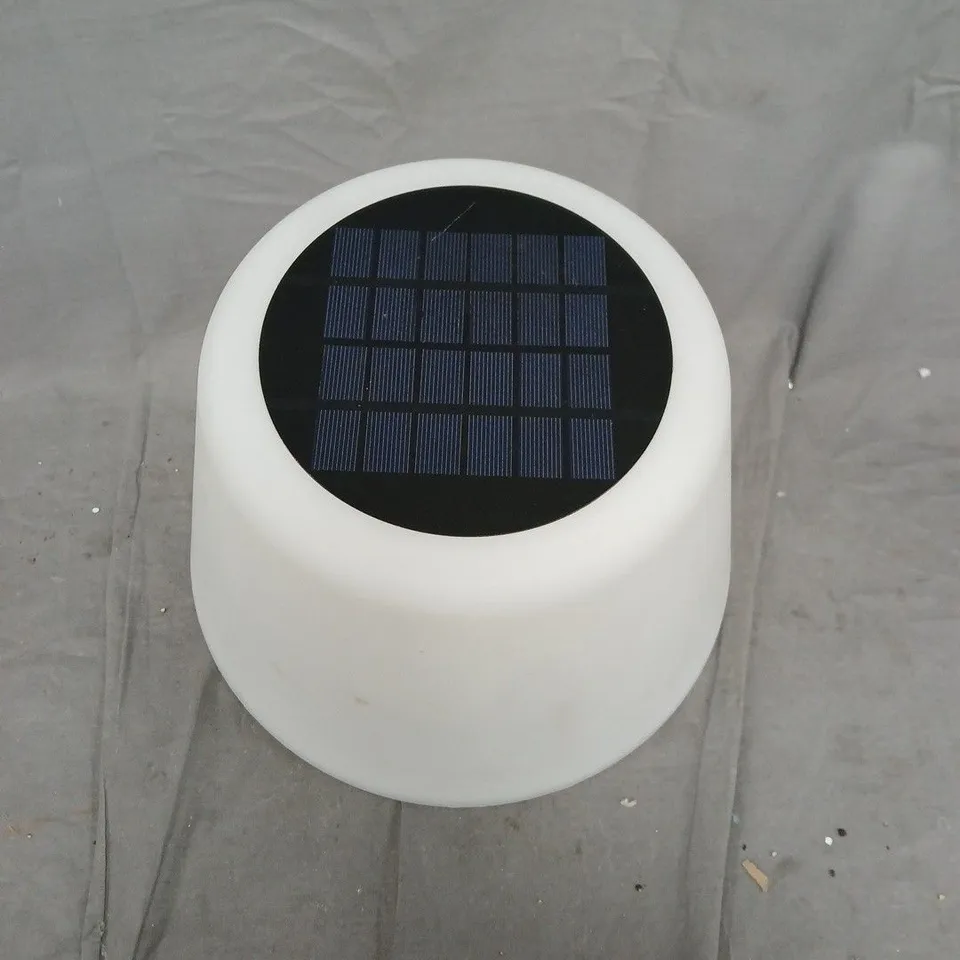 SOLAR FLOOR LAMP WITH INTEGRATED SOLAR PANEL –
