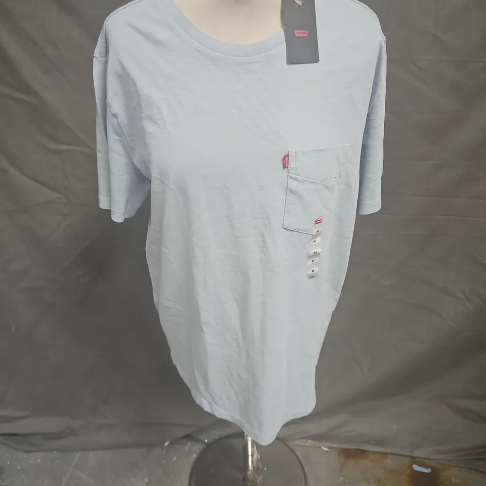 LEVI'S STANDARD POCKET TEE IN LIGHT BLUE SIZE M