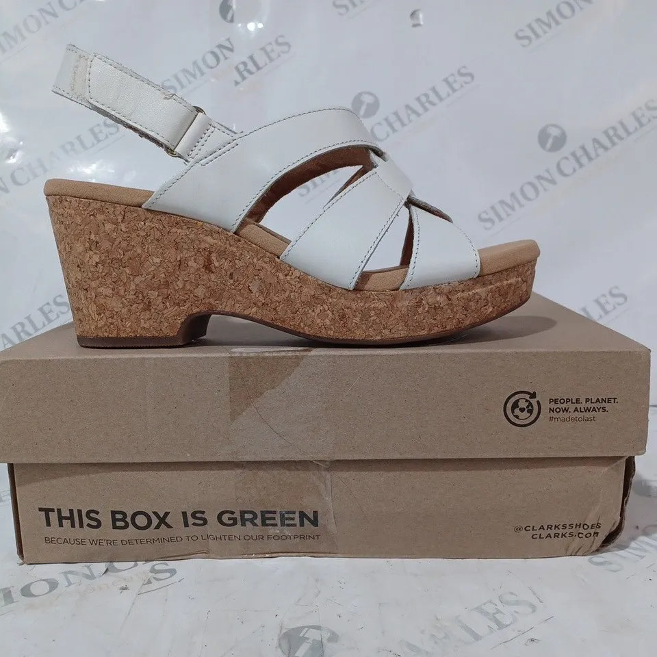 BOXED PAIR OF COLLECTION BY CLARKS OPEN-TOE STRAPPY WEDGE SANDALS IN WHITE SIZE 7