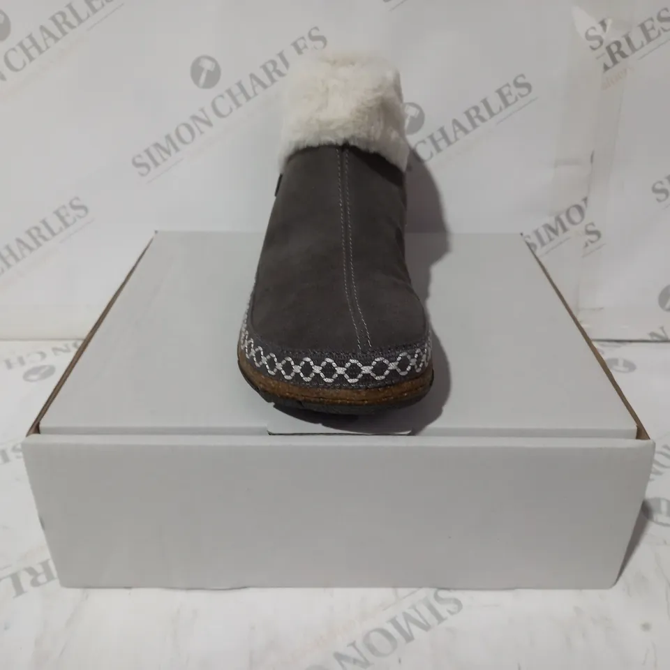 BOXED PAIR OF EARTH ORIGINS EMMALYN BOOTIES IN GREY UK SIZE 8